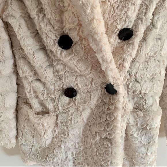 Fuzzy coat 😍 - Picture 3 of 8